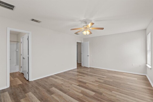 Building Photo - 5825 Silver Screen Dr