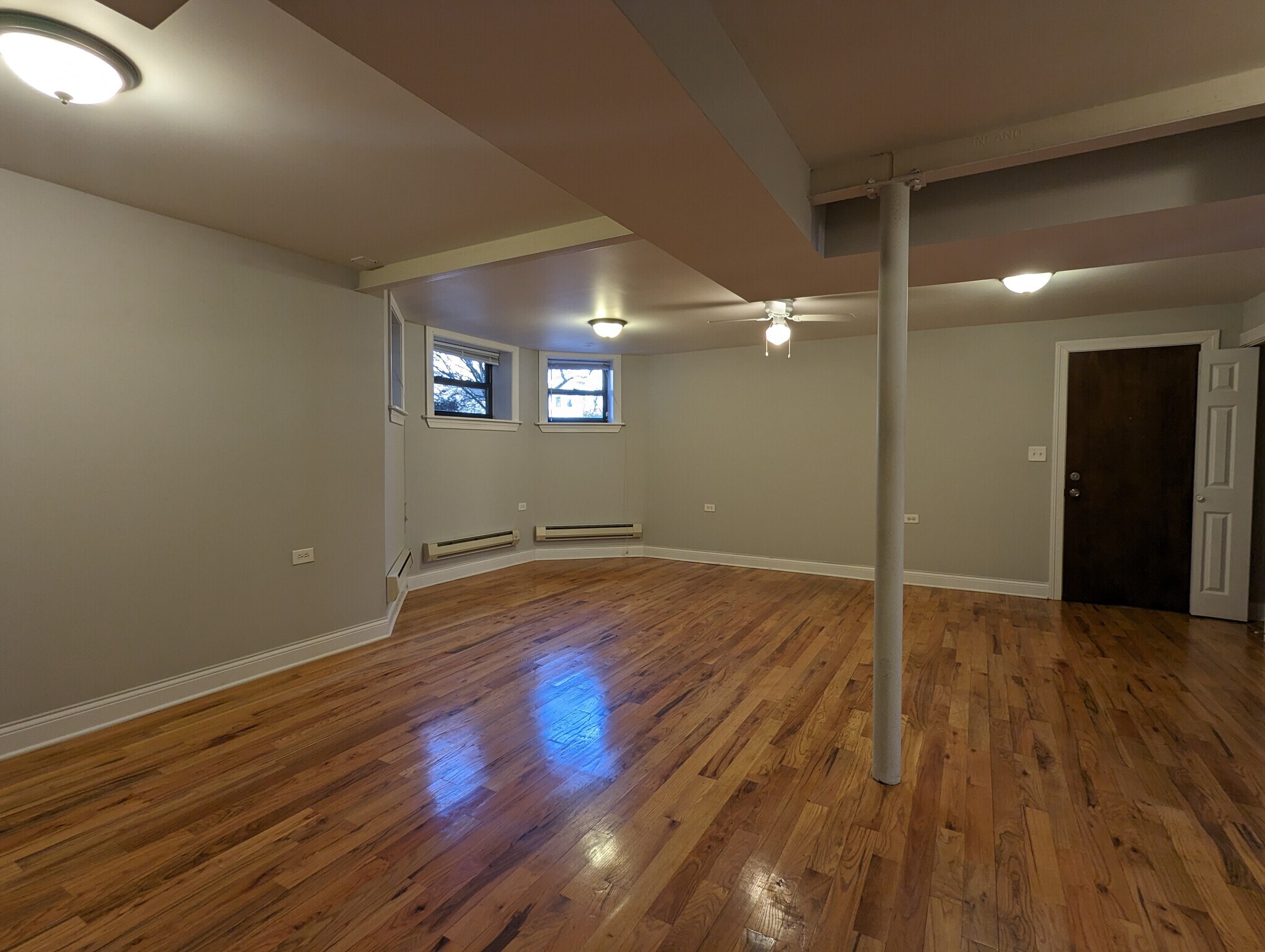 Building Photo - 1126 W Oakdale Ave