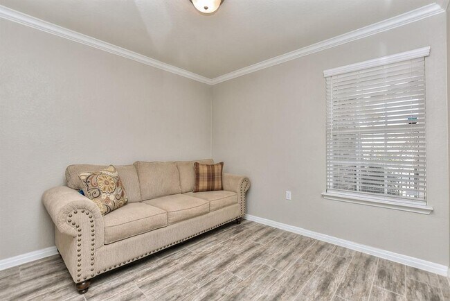 Building Photo - 220 Comal Ln