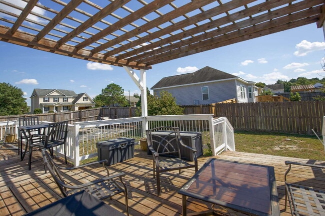 Building Photo - Charming 3 BR/2BA Ranch with fully fenced ...