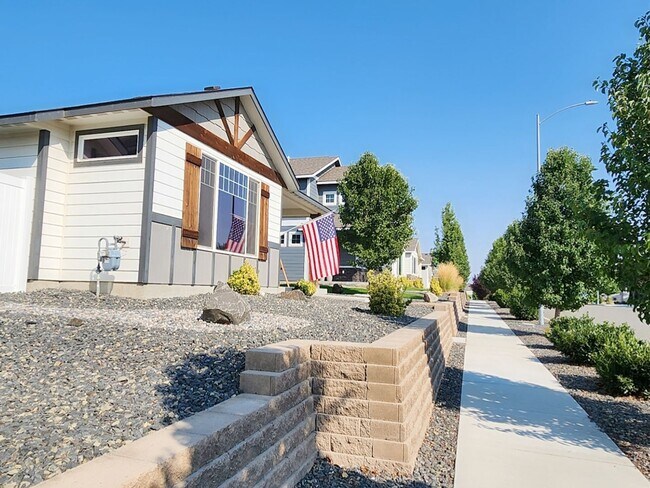 Building Photo - Move in ready!  This is a must see :)