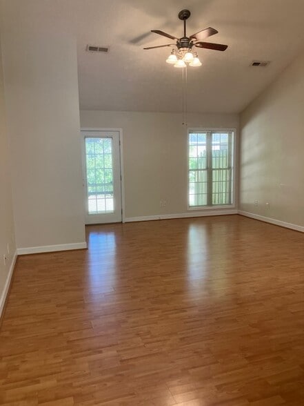 Great Room with vaulted ceiling - 1101 Pine Run Dr