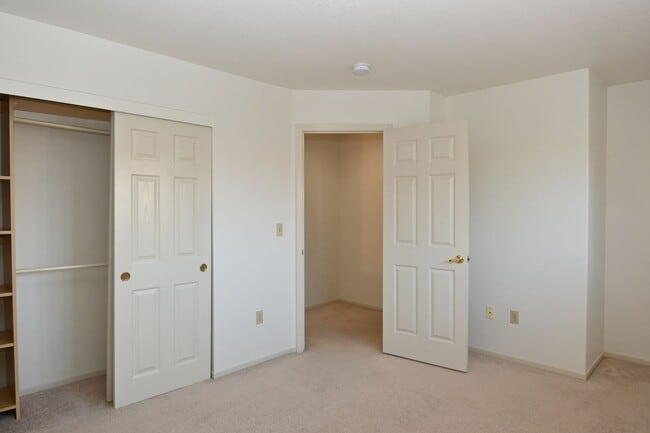 Building Photo - 2 story home, gated community, near Shops ...
