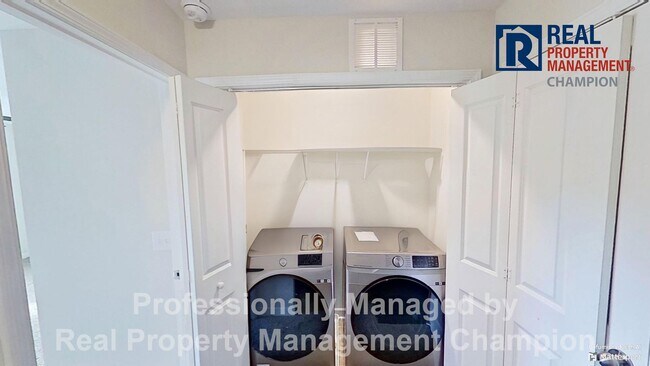 Building Photo - 2 BD/2.5 BA Townhouse Just Minutes from Ca...