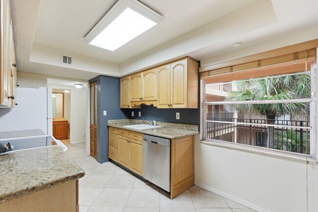 Building Photo - 430 Commodore Dr