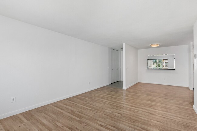 Building Photo - Beautiful & Spacious 1BD/1BA Condo - Walk ...