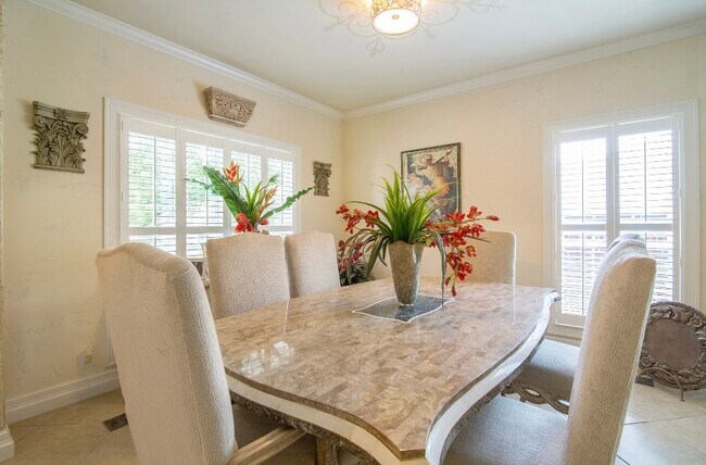DINING ROOM SEATS 6 - 14935 Turret Run