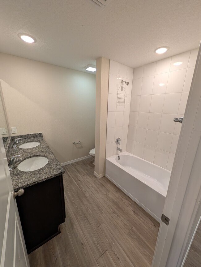 Building Photo - Beautiful 4-Bedroom Home in Jacksonville, FL