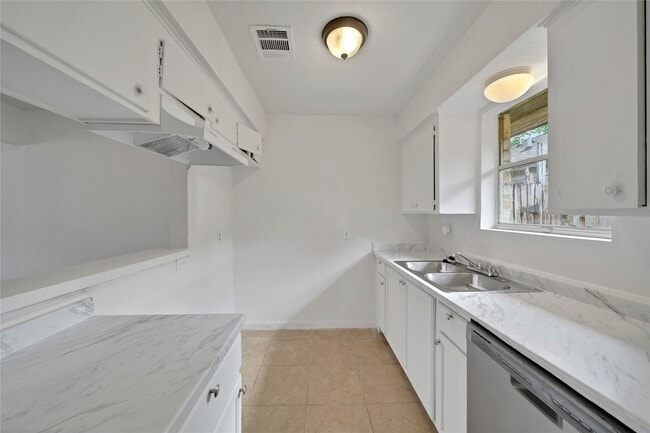 Building Photo - 10006 Neuens Rd