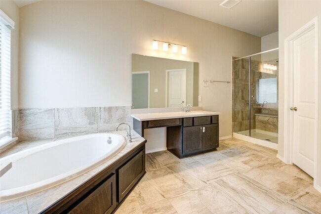 Building Photo - 4727 Crest Hill Dr