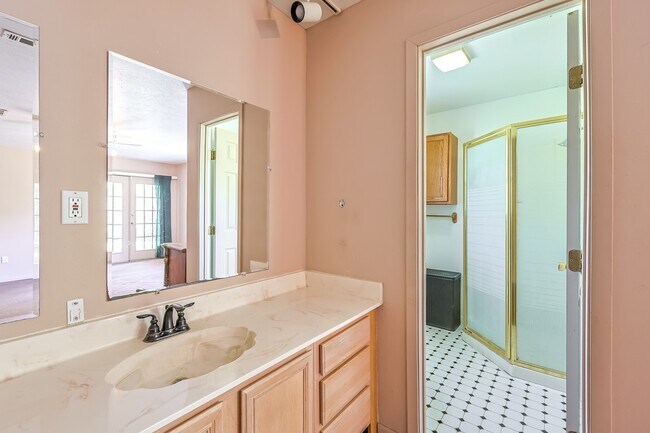 Building Photo - 8 Vick Rd