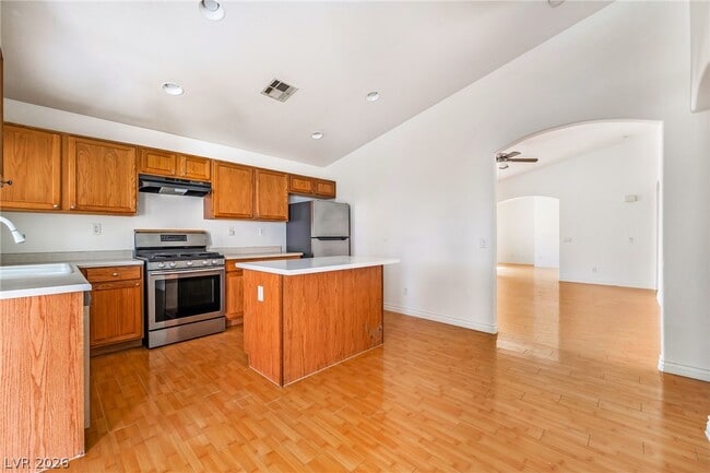 Building Photo - 11000 Vallerosa St