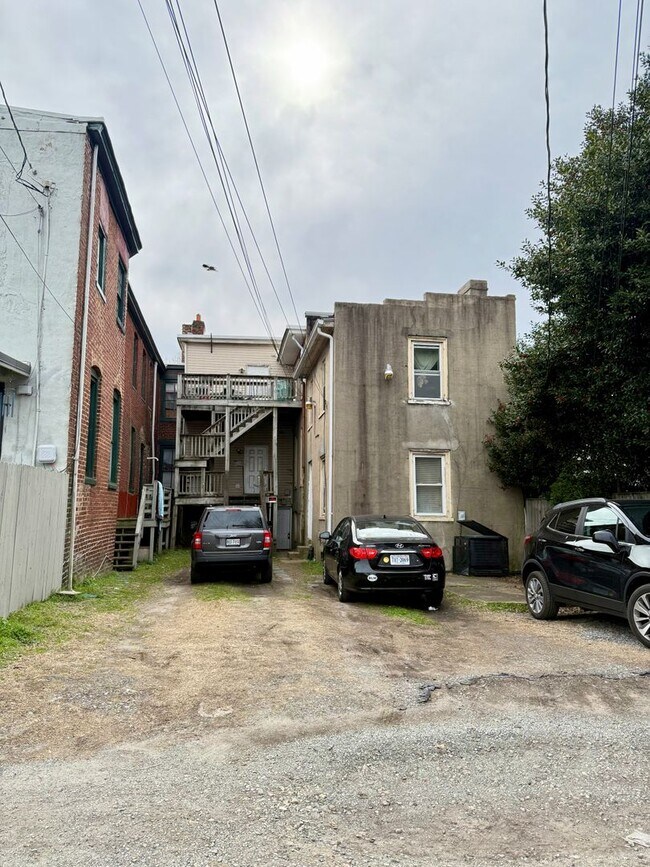 Building Photo - Spacious 3 bed 1 bath Near VCU, own laundry, deck, parking, porch