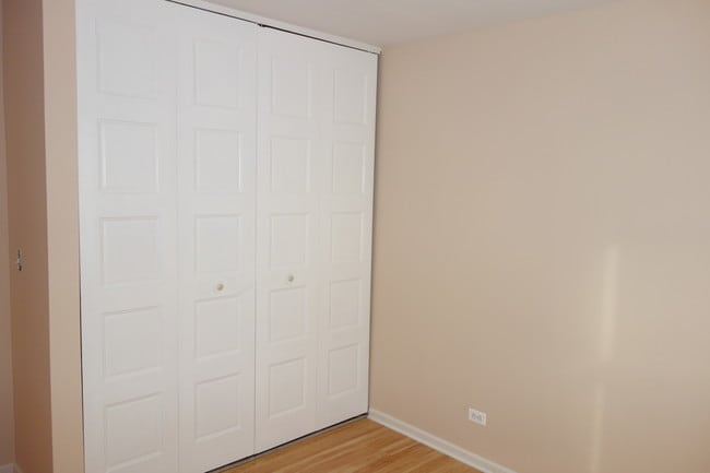 Building Photo - 300 Meadow Ct