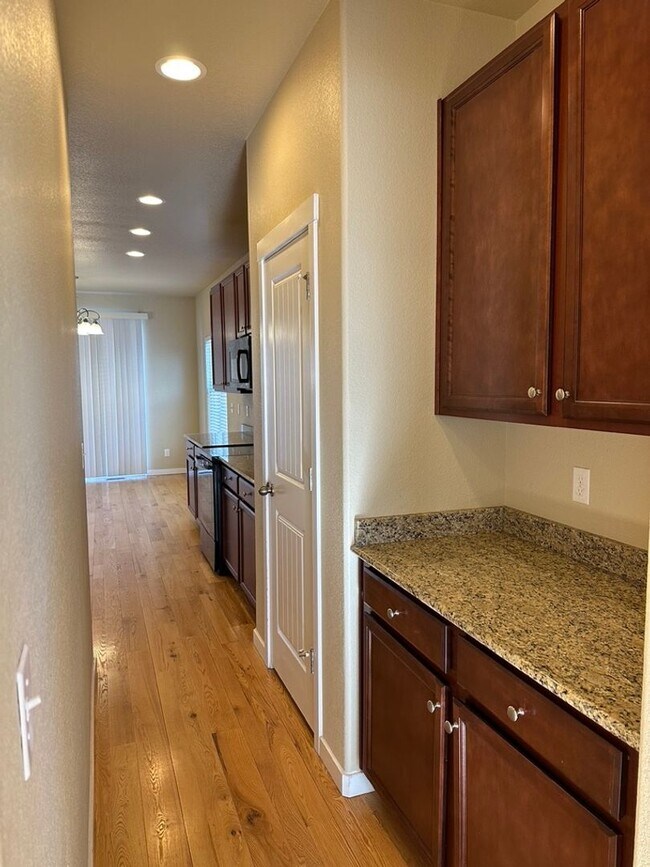 Building Photo - BEAUTIFUL 4BD HOME in NE COL SPGS w/ MAIN-LEVEL MASTER SUITE & AC - Security Deposit Alternative ...