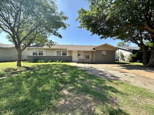 Building Photo - Updated Home with Gorgeous Floors & Large ...