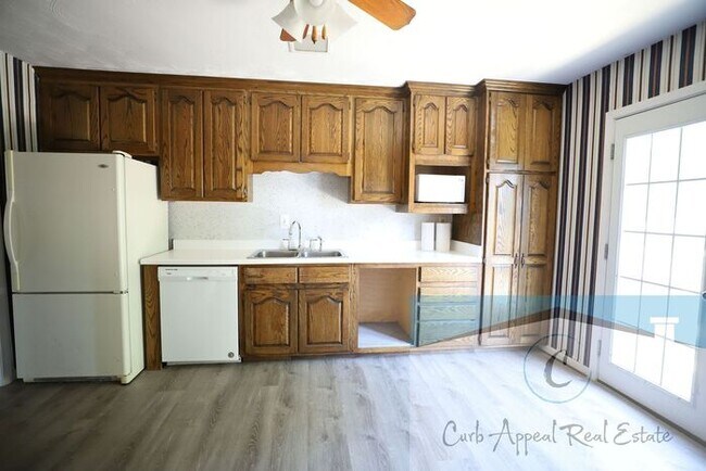 Building Photo - Beautifully renovated 4-bedroom 3 bath hom...