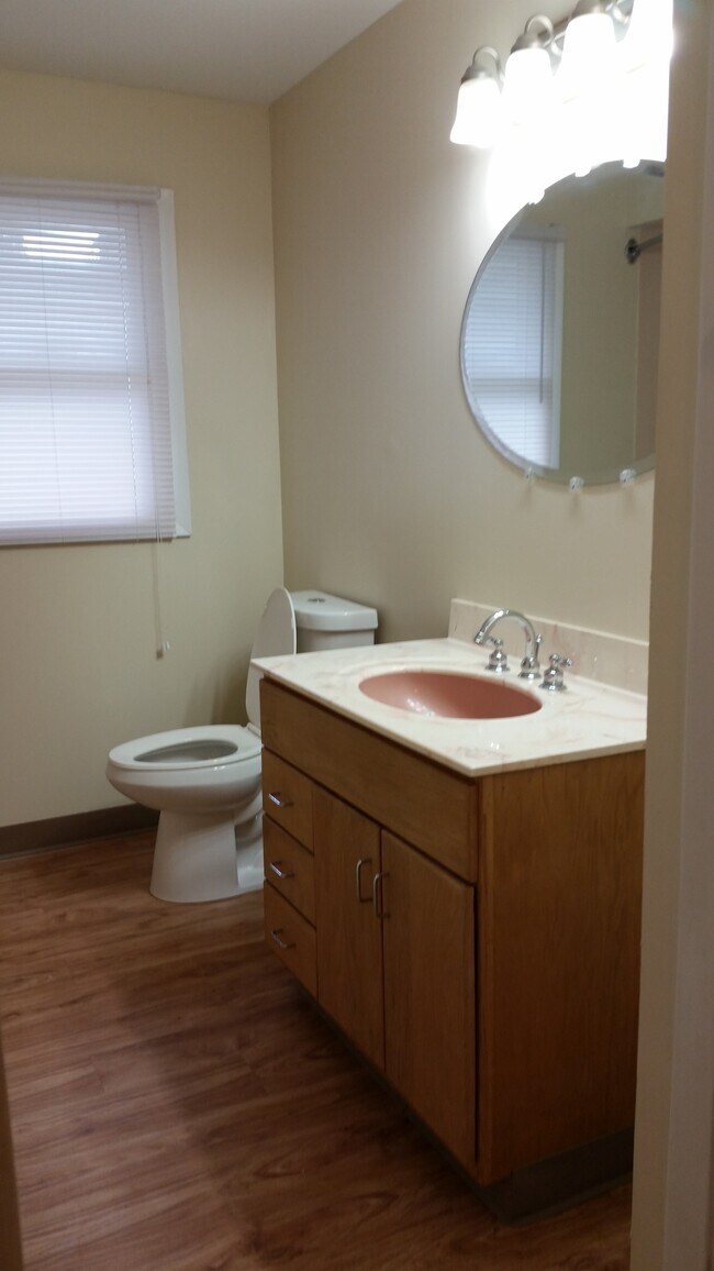 Building Photo - 10 Parkdale Dr