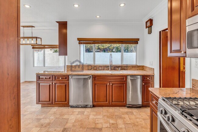 Building Photo - 603 S Mansfield Ave