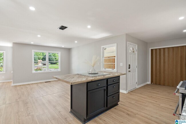 Building Photo - 852 Twin Lake Dr NE