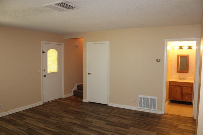 Building Photo - "Chic 2-Bed Condo Oasis with Spacious 1152...