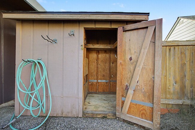 Building Photo - BRUSS01