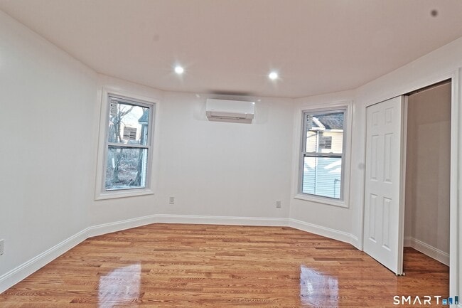 Building Photo - 40 Elizabeth St