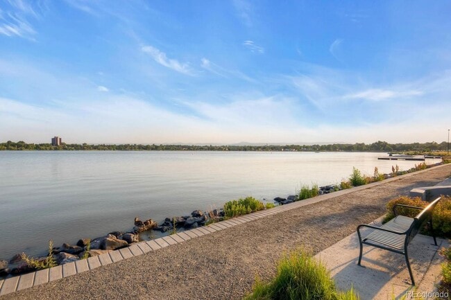 Building Photo - Gorgeous Furnished Two Bedroom in Sloans L...