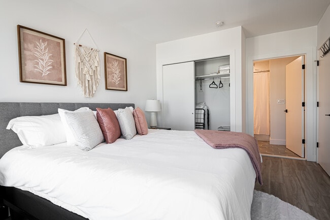 Building Photo - 117 W 2nd St