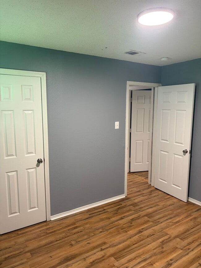 Building Photo - 3 bedroom and 1 bathroom house- $1000 move-in special