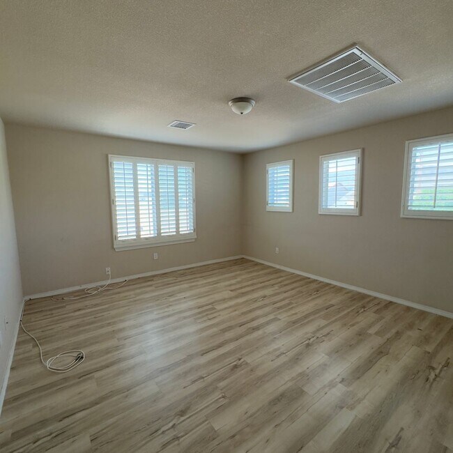Building Photo - 4 Bedrooms, 3 Baths, a Pool, and Solar Panels!