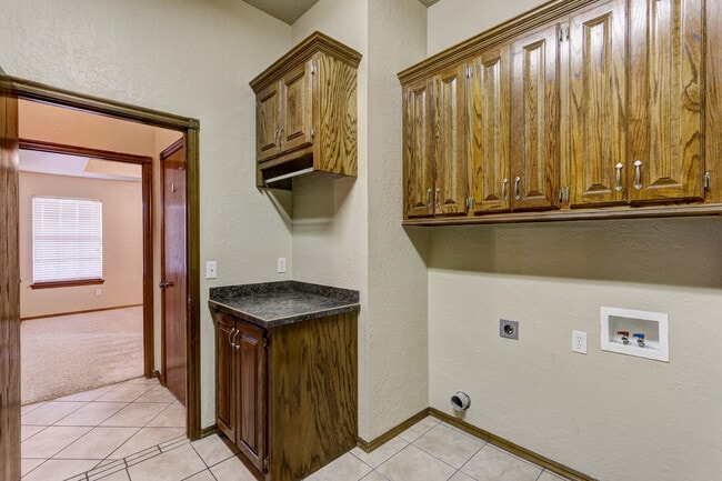 Building Photo - 500 Loyd Ln