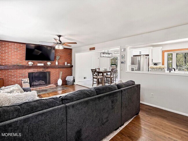 Building Photo - Charming & Cozy Ranch with Spacious Backya...