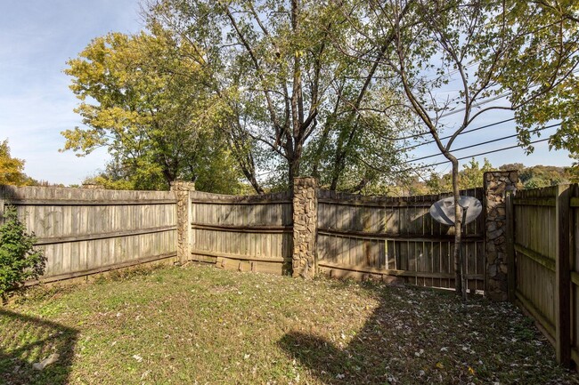 Building Photo - Spacious Living In the Heart of Hendersonv...