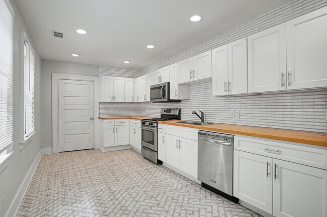 Building Photo - 2 Bedroom Charmer with Sundeck, Wood Floors, and High Ceilings