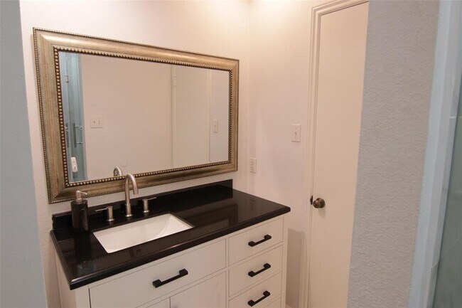 Building Photo - 926 Memorial Village Dr