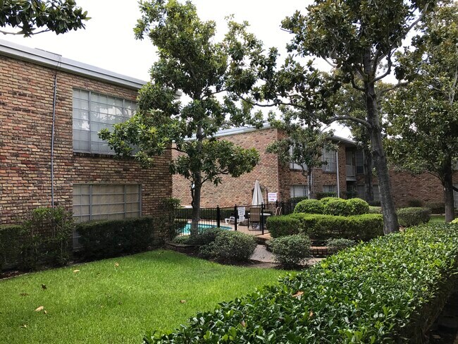 Building Photo - 2101 Fountain View Dr