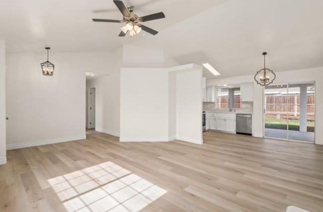 Building Photo - Spacious 3-Bedroom Home in Quiet Northwest...
