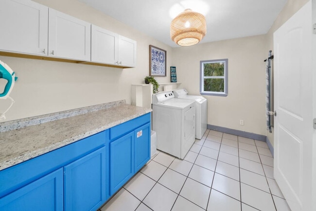 Building Photo - 501 Dolphin St