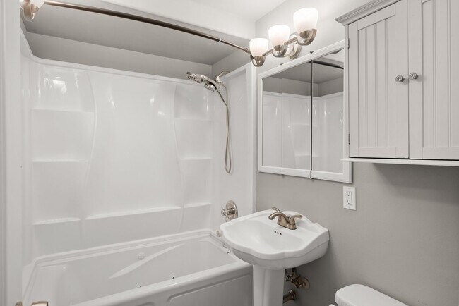 Building Photo - Lovely 3 Bedroom 1.5 bath Milwaukie Charmer.