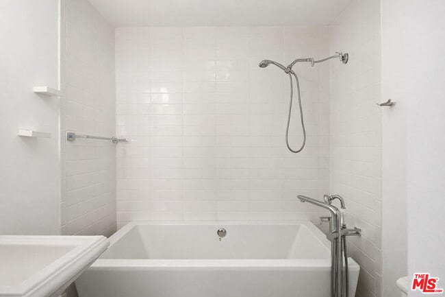 Building Photo - 2633 N Commonwealth Ave