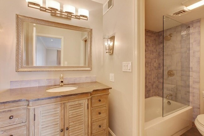 Building Photo - 150 Maribeau Square NW