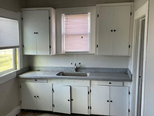 Building Photo - 724 Orange Ave