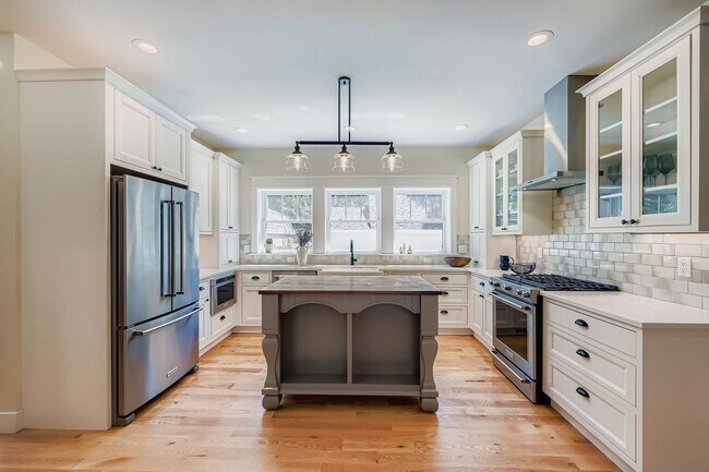 Building Photo - Idyllic Downtown Longmont 5-BDR Retreat