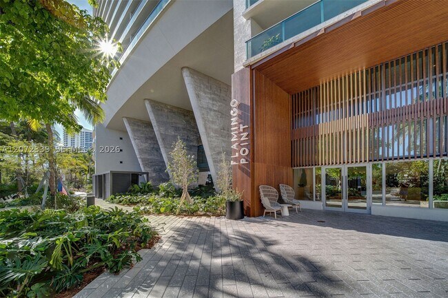 Building Photo - 1500 Bay Dr E