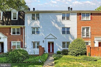Building Photo - 2711 S Walter Reed Dr