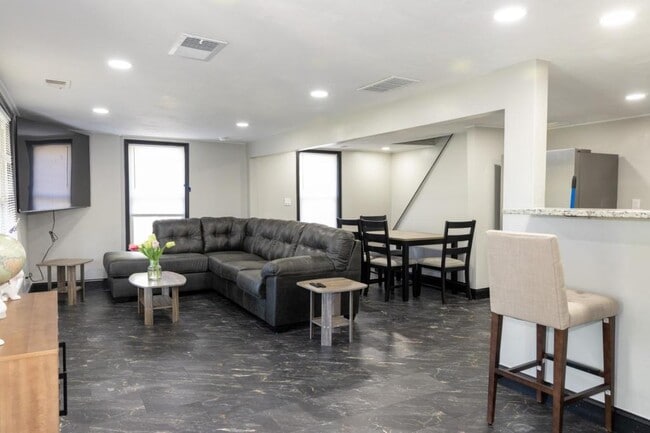 Building Photo - 810 Woodbine Rd