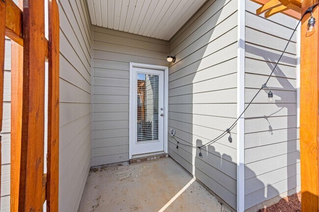 Building Photo - 5438 Thrasher Ln