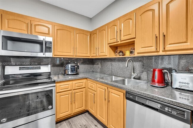 Building Photo - 3375 N Country Club Dr