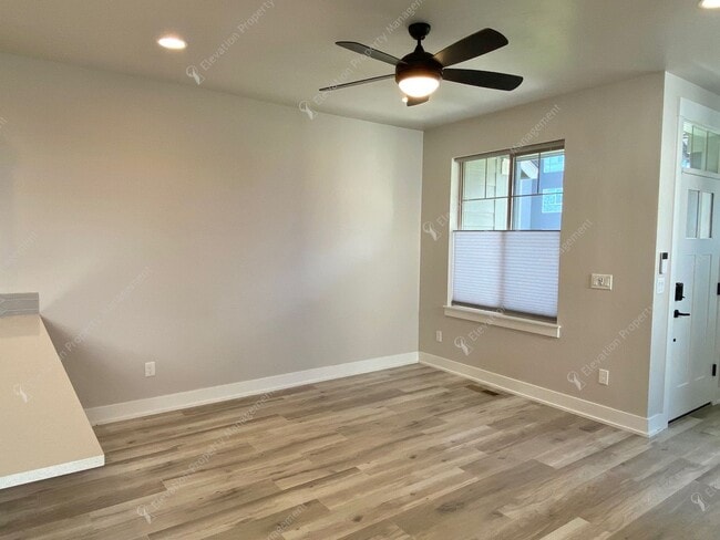 Building Photo - Newer 3BR - 2.5BA Home a Sought-After Redm...